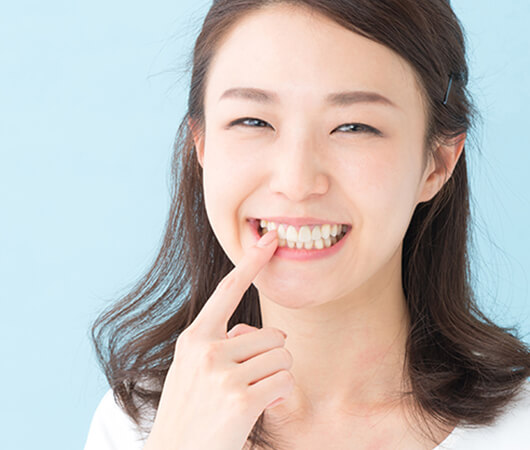 歯の綺麗な笑顔の女性