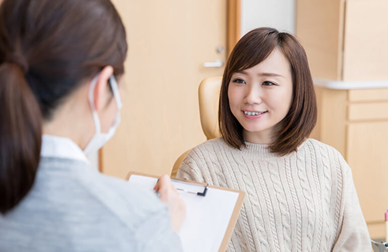 問診中のスタッフと患者