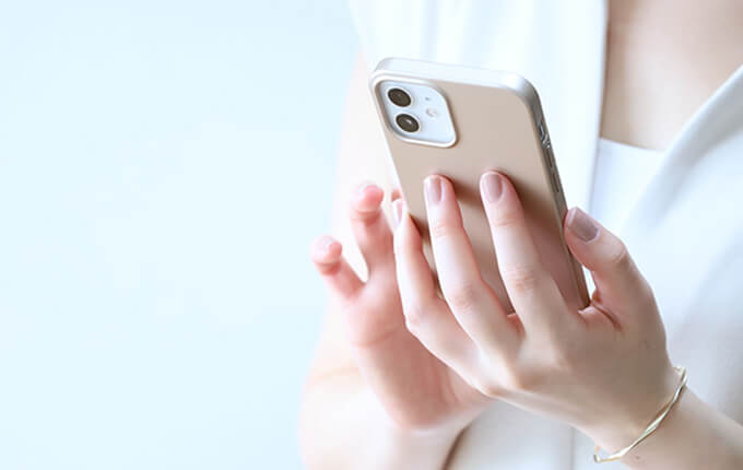スマホを持っている女性