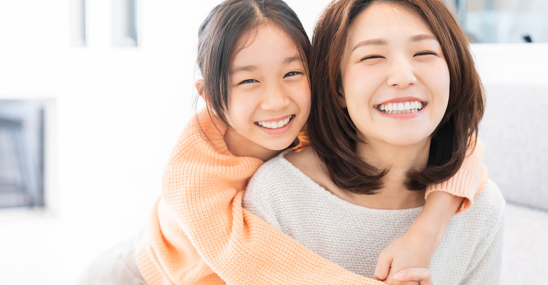 笑顔の母親と子ども